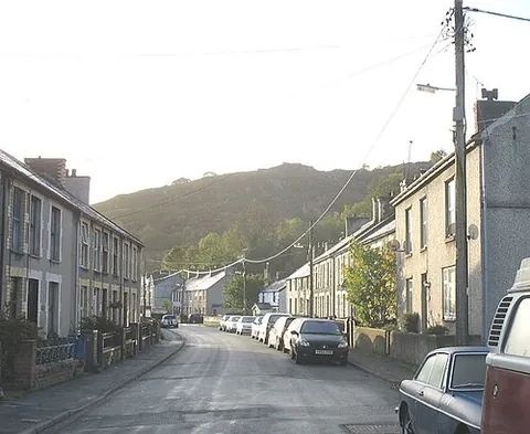 cwm-y-glo: a village in Llanrug community, Gwynedd, Wales (OS grid ref SH5562)