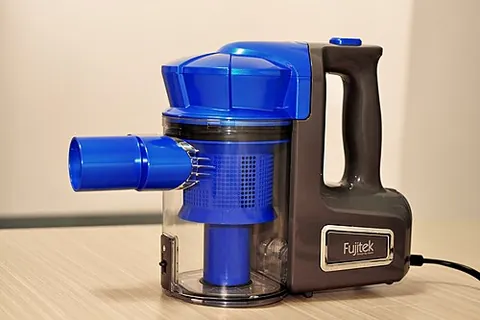 cyclonic vacuum cleaner: a vacuum cleaner which operates using cyclonic separation