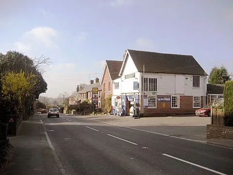 gill's green: a hamlet in Hawkhurst parish, Tunbridge Wells district, Kent, England (OS grid ref TQ7532)