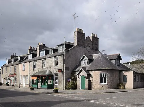 kincardine o'neil: a village in Aberdeenshire council area, Scotland, on the River Dee between Banchory and Aboyne (OS...