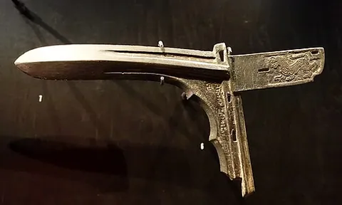dagger-axe: an ancient Chinese pole weapon, in use until the Han dynasty, consisting of a dagger-shaped blade...