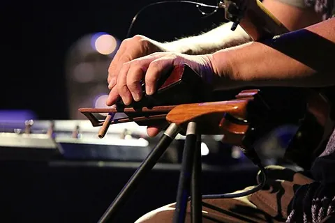 daxophone: an electric wooden experimental musical instrument, a kind of friction idiophone