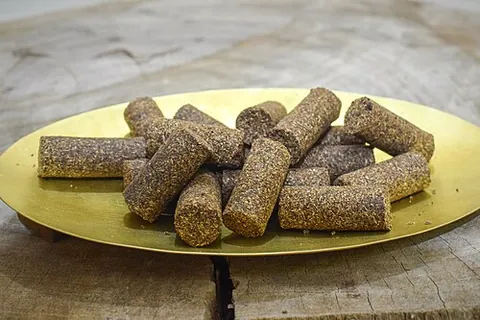 dhoop: a form of extruded Indian incense, lacking a core bamboo stick