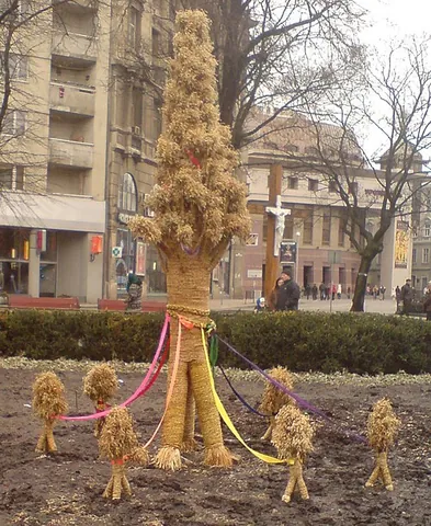 didukh: a Ukrainian decoration made from sheaves of wheat tied up with colorful ribbons, which is used in...
