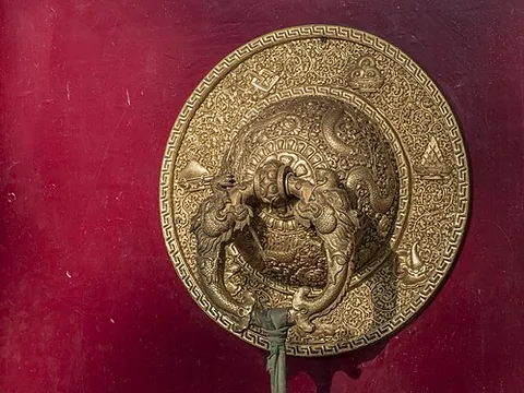 door knocker: a style of beard with a pronounced circular shape