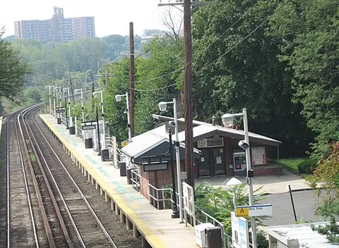 douglaston: a neighbourhood of Queens, New York City, United States, often combined with Little Neck