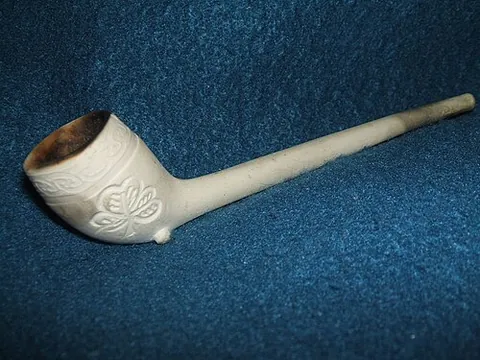 dudeen: a short-stemmed Irish pipe made out of clay