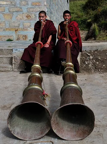 dungchen: a horn used in Tibetan Buddhist and Mongolian Buddhist ceremonies