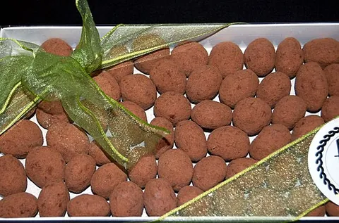 catànies: a Catalan sweet made from almonds coated in caramel and powdered chocolate