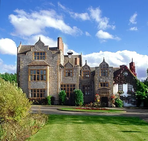 abbot's salford: a village in Salford Priors civil parish, Warwickshire, England (OS grid ref SP068502)