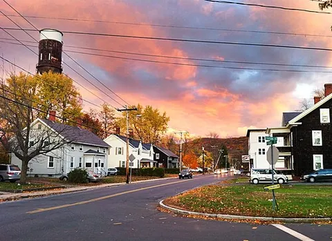 easthampton: a city in Hampshire County, Massachusetts, United States