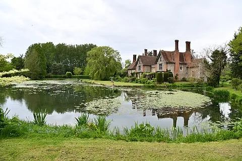elsing: a small village and civil parish in Breckland district, Norfolk, England (OS grid ref TG0516)