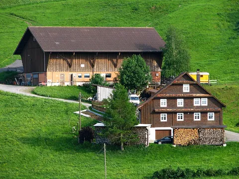 farmhouse: a farmer's residence