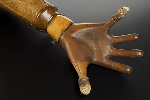 finger fan: a position in which the fingers of one hand are spread out to form a fan-like shape