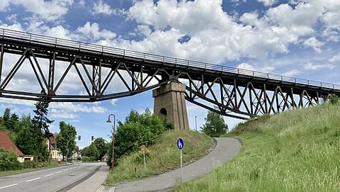 fish belly girder: a girder assembly mainly used in bridge construction, with the profile of a fish belly