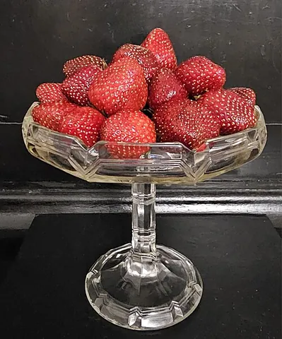 fruit bowl: a bowl used to keep fruit