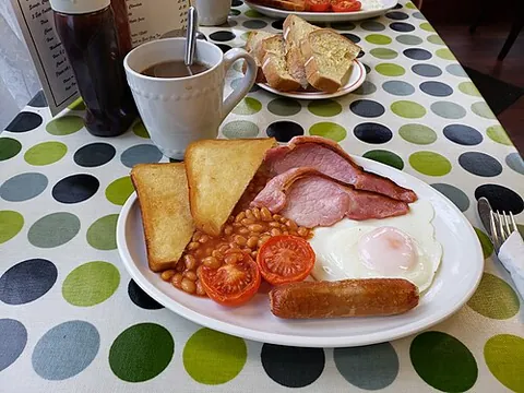 full english breakfast: a traditional breakfast from England, typically consisting of bacon, eggs, tomatoes, fried...