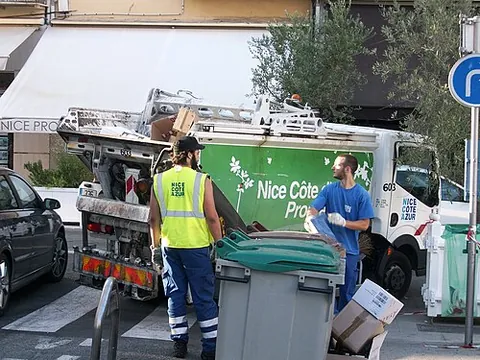 garbage man: someone, usually male, whose job it is to collect refuse from people's homes and take it to be...