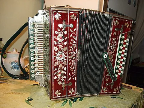 garmon: a kind of smaller Russian button accordion