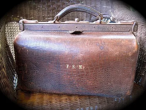 gladstone bag: an early hinged bag, a precursor of the modern briefcase
