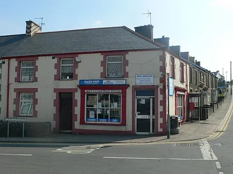 groeslon: a village in Llandwrog community, Gwynedd, Wales (OS grid ref SH4755)