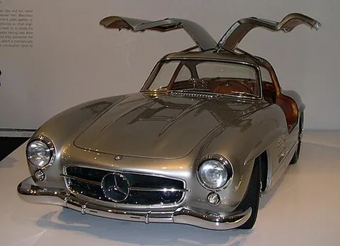 gullwing: resembling a gull's wings