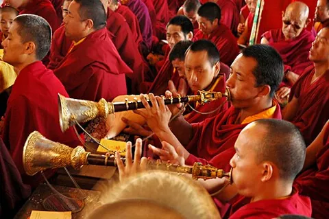 gyaling: a horn used in Tibetan Buddhist and Mongolian Buddhist ceremonies