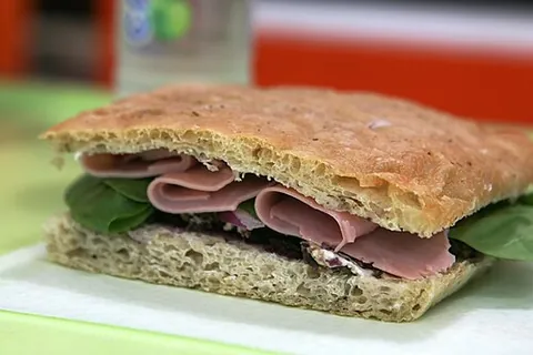 ham sandwich: a sandwich made with ham