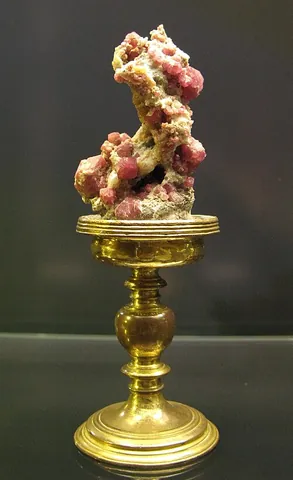 handstein: an ornament composed primarily of an interesting mineral or metal ore formation