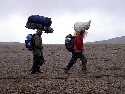 headcarry: to carry on one’s head