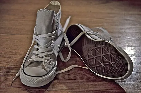 high-top: a kind of sports shoe that extends significantly over the wearer's ankle