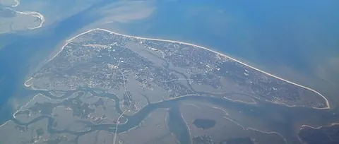 hilton head island: an island and resort town in Beaufort County, South Carolina, United States; the town includes the...