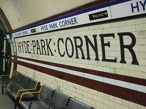 hyde park corner: a major gyratory road junction at the south-east corner of Hyde Park, London, England; Hyde Park...