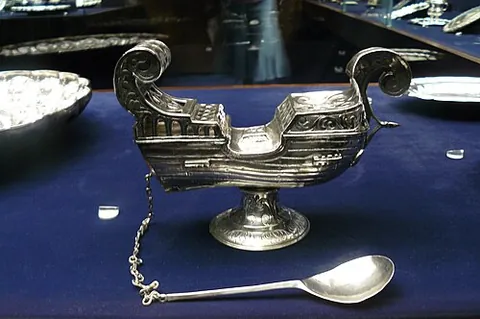 incense boat: the vessel that holds incense before it is put into a censer