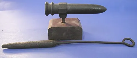 italian iron: a tool used to goffer textiles or to smooth ruffles or frills