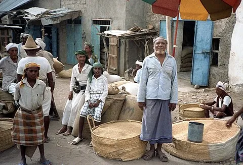 izaar: a wrap garment that typically covers the waist and legs and is worn by men under a thobe