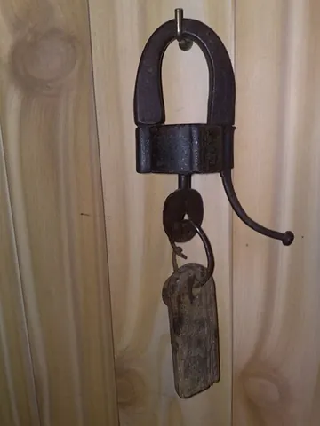 jail lock: a kind of cast iron padlock