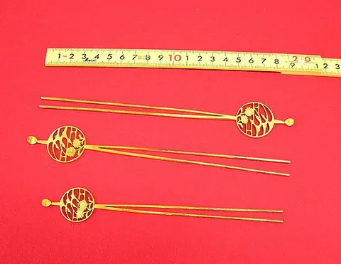 kanzashi: an ornamental hairpin; hair ornament