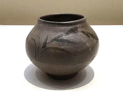 karatsu ware: a kind of Japanese pottery traditionally produced in and around Karatsu, Saga Prefecture, and known...