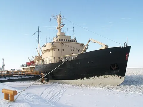 kemi: a town and municipality of Lapland, Finland, near the border with Sweden