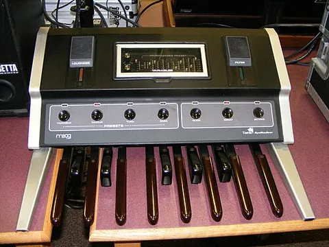 keyboard bass: an electronic keyboard instrument specifically used to reproduce the bass note range