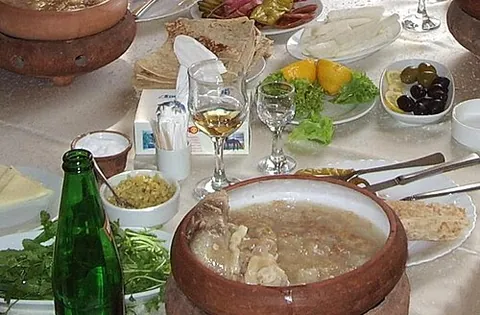khash: a dish made from cattle's or sheep's head and/or trotters and eaten with garlic and/or vinegar