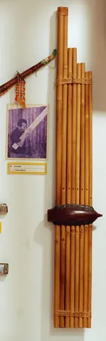 khene: a traditional musical instrument of Laos, being a type of bamboo mouth organ