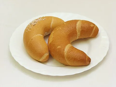 kipfel: a type of crescent-shaped biscuit or bread roll