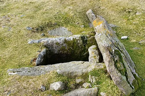 kistvaen: a stone coffin in the form of a pit covered with earth and surrounded by stones