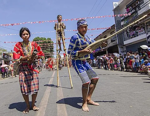 kudyapi: a boat-shaped lute