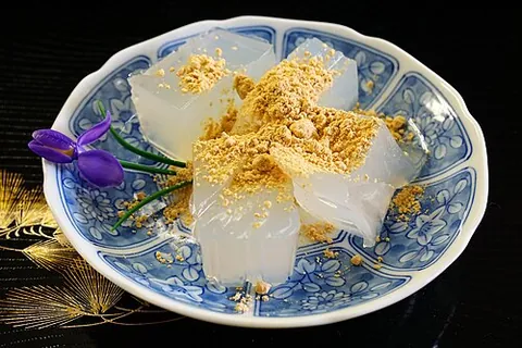 kuzumochi: mochi cakes made of kudzu powder or from Lactobacillales-fermented wheat starch, a speciality dish...