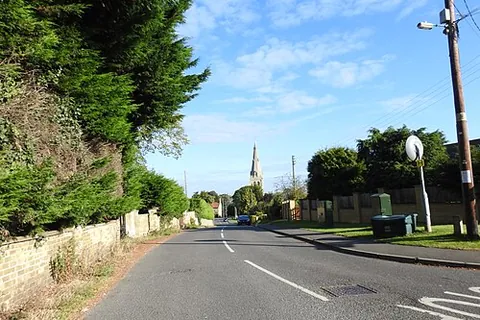 leasingham: a village and civil parish (served by Leasingham and Roxholm Parish Council) in North Kesteven...