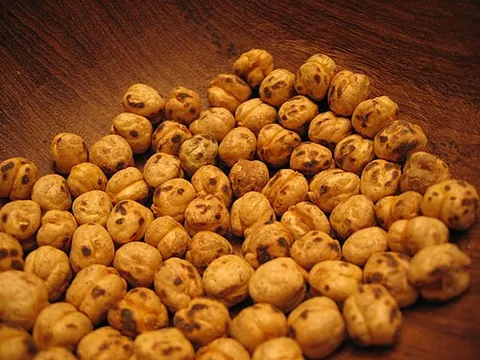 leblebi: a kind of snack made from roasted chickpeas