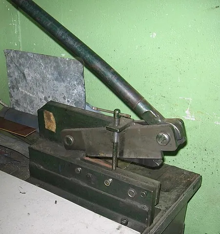 lever shears: synonym of throatless shear